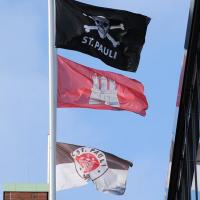 3600_3348 Hamburg Fahne; St. Pauli Fahnen. | Flaggen und Wappen in der Hansestadt Hamburg